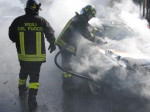 vigili del fuoco- auto in fiamme