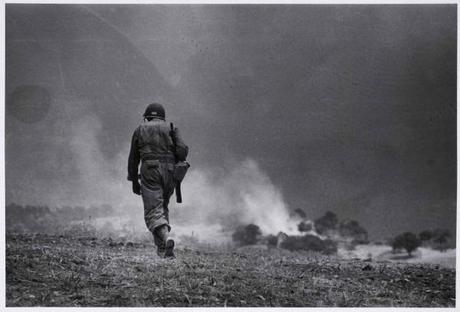 Robert Capa, Soldato americano in perlustrazione nei dintorni di Troina, 4-5 agosto 1943