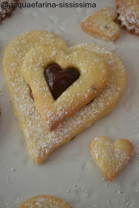 cuori di frolla al cardamomo con marmellata di fragole