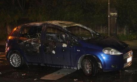 Napoli, scontri san Paolo, auto Polizia incendiata ANSA 