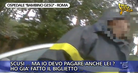 I parcheggiatori a Roma. Sciacalli, attorno agli ospedali oltretutto. Ne parliamo da anni, ne ha parlato anche Striscia La Notizia