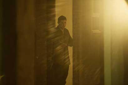 Jack O'Connell in una scena del film '71 diretto da Yann Demange 