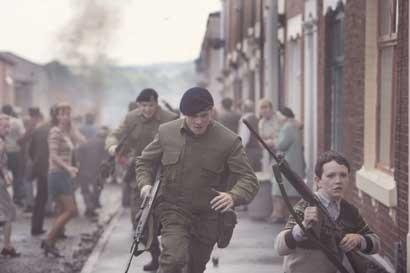 Jack O'Connell in una scena del film '71 diretto da Yann Demange 