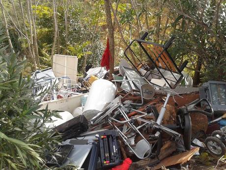 Cosa si nasconde sotto il Ponte delle Valli? Un vero e proprio recycling illegale center in piena attività