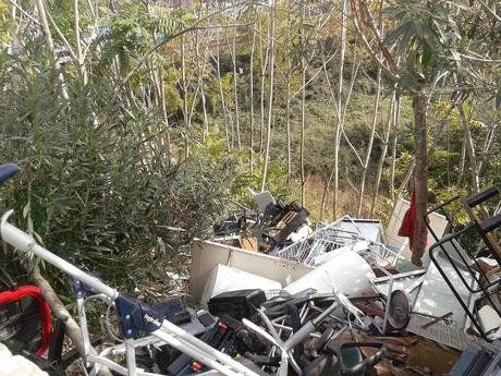 Cosa si nasconde sotto il Ponte delle Valli? Un vero e proprio recycling illegale center in piena attività