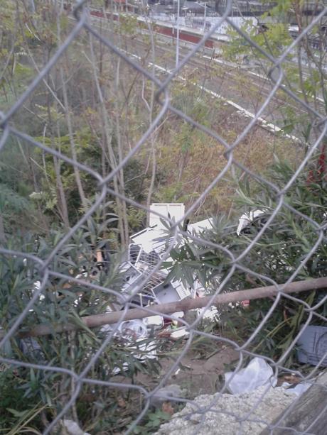 Cosa si nasconde sotto il Ponte delle Valli? Un vero e proprio recycling illegale center in piena attività