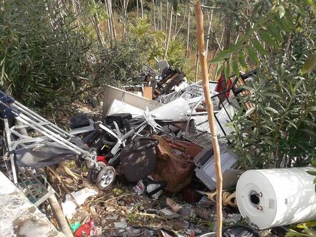 Cosa si nasconde sotto il Ponte delle Valli? Un vero e proprio recycling illegale center in piena attività