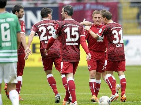 La Sondertrikot 2014 del Kaiserslautern in onore dei tifosi firmata da Uhlsport