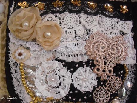 crazy quilt : utilizzare tessuti casuali,  pezzi di stoffa già impreziositi,perline, bottoni,merletti.