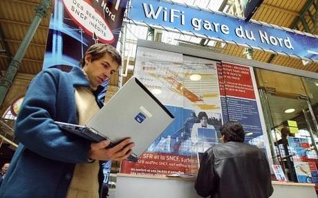 7766661481 un usager de la gare du nord a paris teste le 9 avril 2003 le systeme d acces a l internet par les airs wifi [Ricerca & Sviluppo] Francia: WiFi Gratis in 128 stazioni ferroviarie entro Giugno!