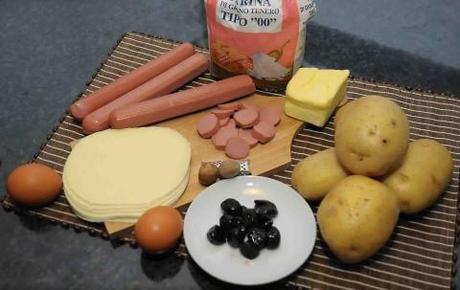 ingredienti Torta salata con patate, wurstel e olive nere