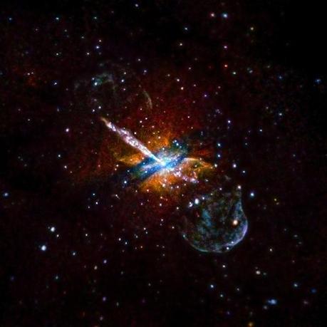 Il buco nero supermassiccio al centro di Centaurus A, che brilla in questa immagine composita di Chandra X. Gli scienziati hanno usato i dati di 9,5 giorni di osservazioni tra il 1999 e il 2012. Crediti: X-ray: NASA / CXC / U.Birmingham / M.Burke et al. 