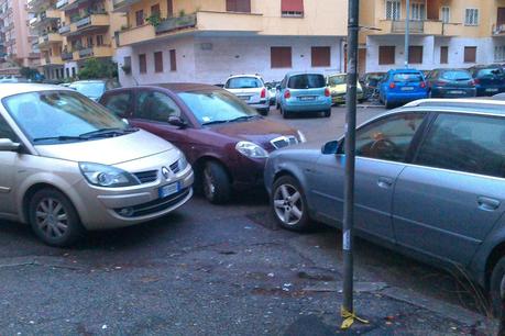 AGLI ABITANTI DI MONTESACRO PIACE GIOCARE A TETRIS CON LE MAGHINE! ECCO UNA CARRELLATA DEI LORO GROVIGLI, MESSI IN ATTO NEL MENEFREGHISMO PIU' TOTALE DELLA MUNICIPALE. INTERVENIAMO?