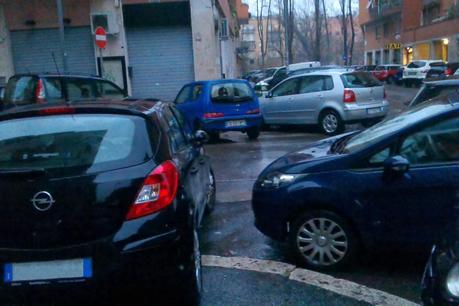 AGLI ABITANTI DI MONTESACRO PIACE GIOCARE A TETRIS CON LE MAGHINE! ECCO UNA CARRELLATA DEI LORO GROVIGLI, MESSI IN ATTO NEL MENEFREGHISMO PIU' TOTALE DELLA MUNICIPALE. INTERVENIAMO?