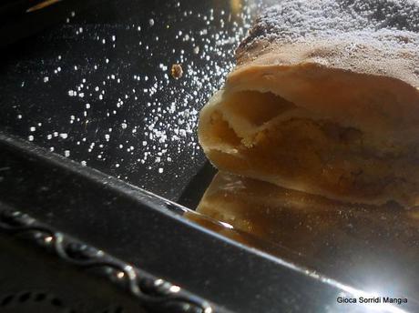 Strudel di mele, kefir krem e Dervish Turners.