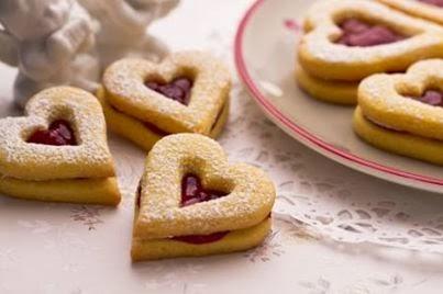 Cuori di pastasfoglia ripieni di confettura ai lamponi