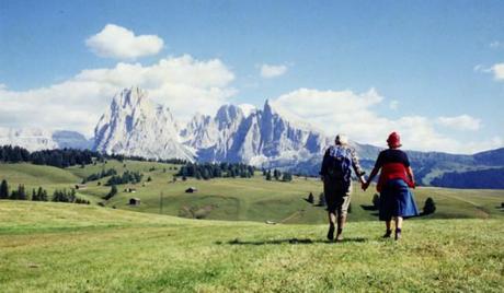 ghirri_coppia_walking_Alpe_Siusi