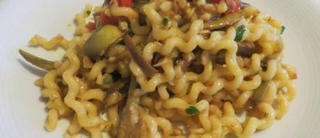 fusilli lunghi con triglie, carciofi  e peperone giallo