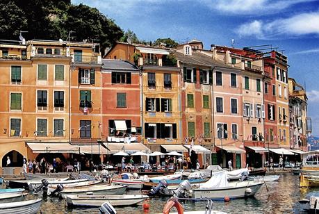 Portofino. Un orlo di case liguri strette e colorate.