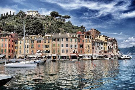 Portofino. Un orlo di case liguri strette e colorate.