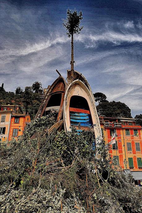 Portofino. Un orlo di case liguri strette e colorate.