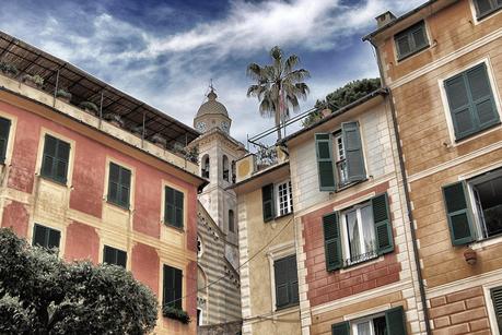 Portofino. Un orlo di case liguri strette e colorate.