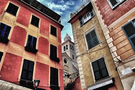 Portofino. Un orlo di case liguri strette e colorate.