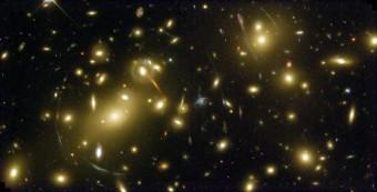 Effetto di lensing gravitazionale nel cluster di galassie Abell 2218 Crediti: NASA/ERO Team