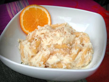 Penne agrumate con crema di cavolfiore e mandorle