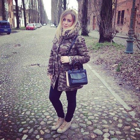 UN PARKA CAMOUFLAGE IN UNA GIORNATA DAI TONI AUTUNNALI