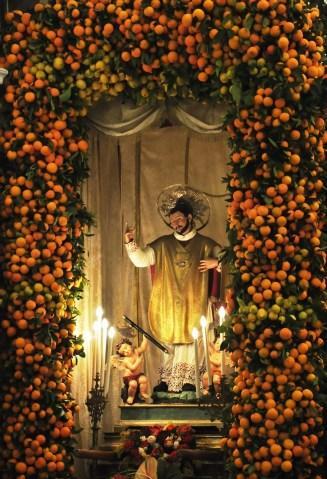 Il san Valentino di Vico del Gargano protettore degli agrumi san Valentino con gli addobbi di arance