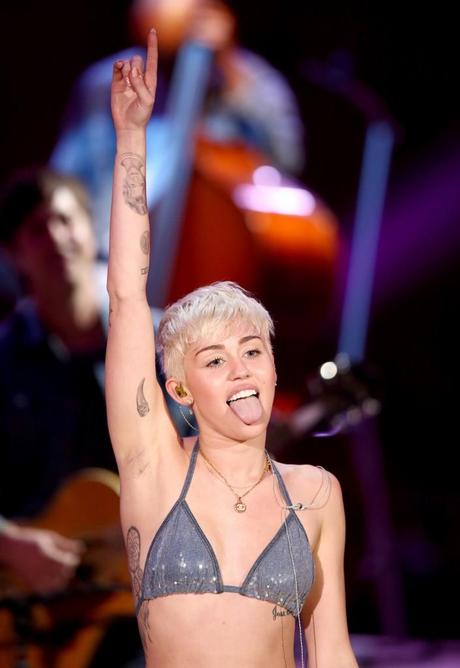 Miley Unplugged: video, foto, link e recensione