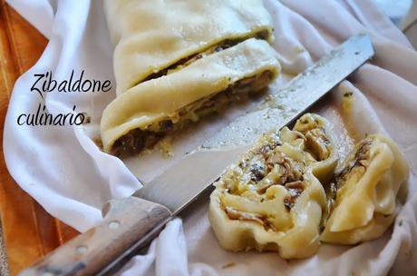 Strudel salato bollito con funghi champignon e Montasio