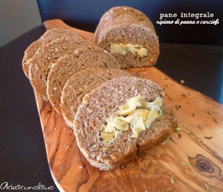 Pane integrale ripieno di panna e carciofi