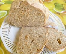 Pane integrale ripieno di panna e carciofi