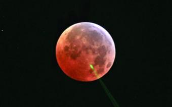 Un’eclissi lunare vista con il Lunar Laser Ranging. Crediti: Jack Dembicky, Apache Point Observatory