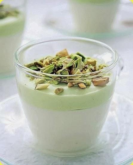 Mousse al cioccolato bianco, tè matcha e pistacchi