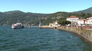 Un battello che attracca al porto di Luino (youtube.com)