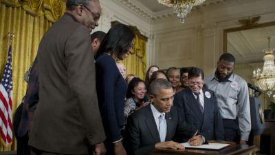 obama minimum wage sign