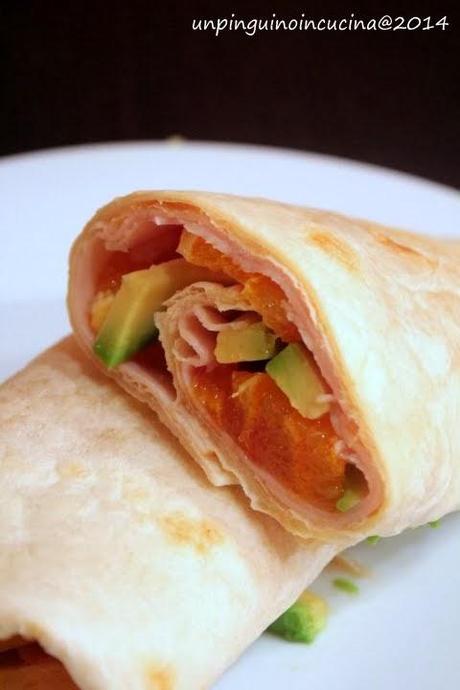 Wrap con tacchino, avocado e arancia