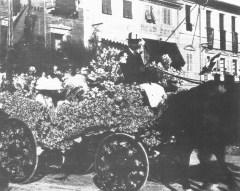 Viareggio Carnevale 1911 - Carro in chiave floreale - Foto tratta da I giorni del Carnevale di Carlo alberto Di Grazia - Editoriale Il Tirreno, 1991