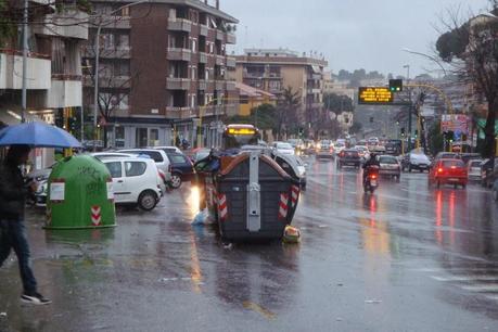 I CASSONETTI-KILLER DELL'AMA: POSIZIONATI IN MEZZO ALLA STRADA, PRIMA DI UNA FERMATA DELL'AUTOBUS, OSTRUISCONO LA VISUALE. IMPREPARAZIONE O PURO SADISMO?