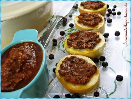 Bruschette di pane all'olio con salsa di lumache alla cantalupese