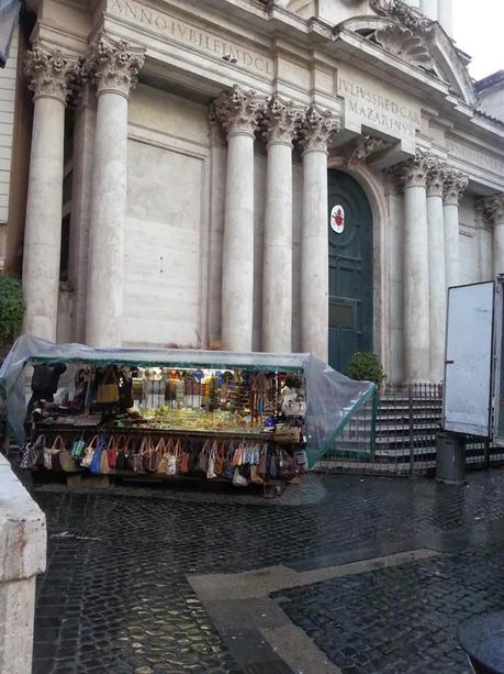 Shopping in centro. Roma scopre l'ultima frontiera del commercio: far chiudere tutti i negozi per sostituirli con bancarelle e baracche. Si attendono grandi investimenti stranieri