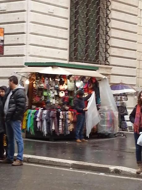 Shopping in centro. Roma scopre l'ultima frontiera del commercio: far chiudere tutti i negozi per sostituirli con bancarelle e baracche. Si attendono grandi investimenti stranieri