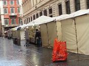 Shopping centro. Roma scopre l'ultima frontiera commercio: chiudere tutti negozi sostituirli bancarelle baracche. attendono grandi investimenti stranieri