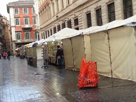 Shopping in centro. Roma scopre l'ultima frontiera del commercio: far chiudere tutti i negozi per sostituirli con bancarelle e baracche. Si attendono grandi investimenti stranieri