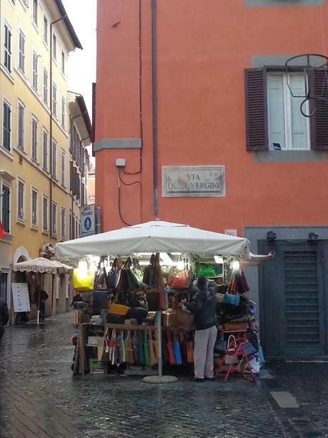 Shopping in centro. Roma scopre l'ultima frontiera del commercio: far chiudere tutti i negozi per sostituirli con bancarelle e baracche. Si attendono grandi investimenti stranieri