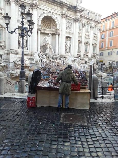 Shopping in centro. Roma scopre l'ultima frontiera del commercio: far chiudere tutti i negozi per sostituirli con bancarelle e baracche. Si attendono grandi investimenti stranieri