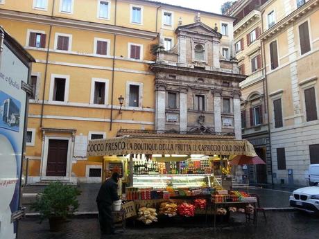 Shopping in centro. Roma scopre l'ultima frontiera del commercio: far chiudere tutti i negozi per sostituirli con bancarelle e baracche. Si attendono grandi investimenti stranieri